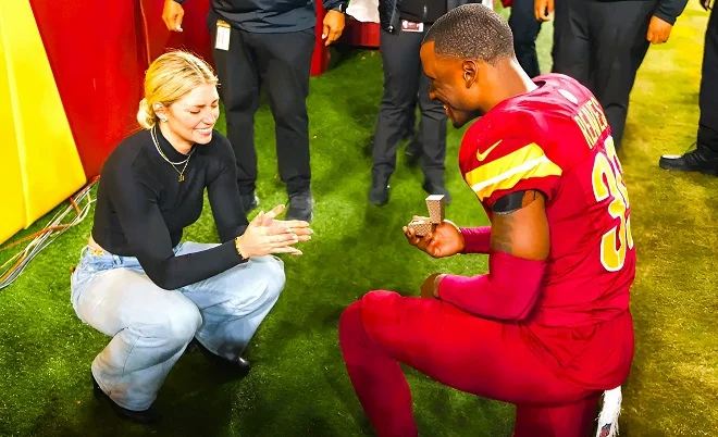 Jeremy Reaves Proposes to Girlfriend on Field